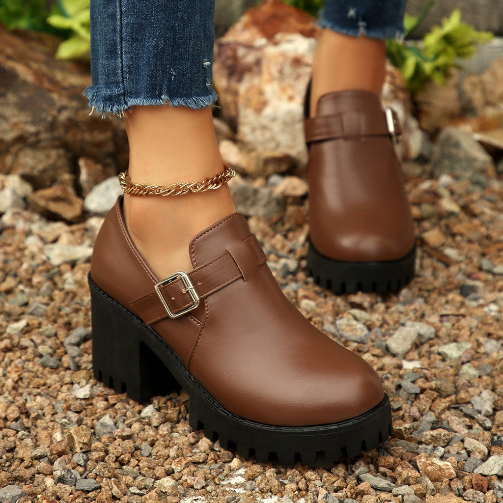 Fiorelle Damen Elevare Plateau-Pumps mit Schnalle und runder Zehenpartie – Modische Schuhe mit Blockabsatz (US 5–10)