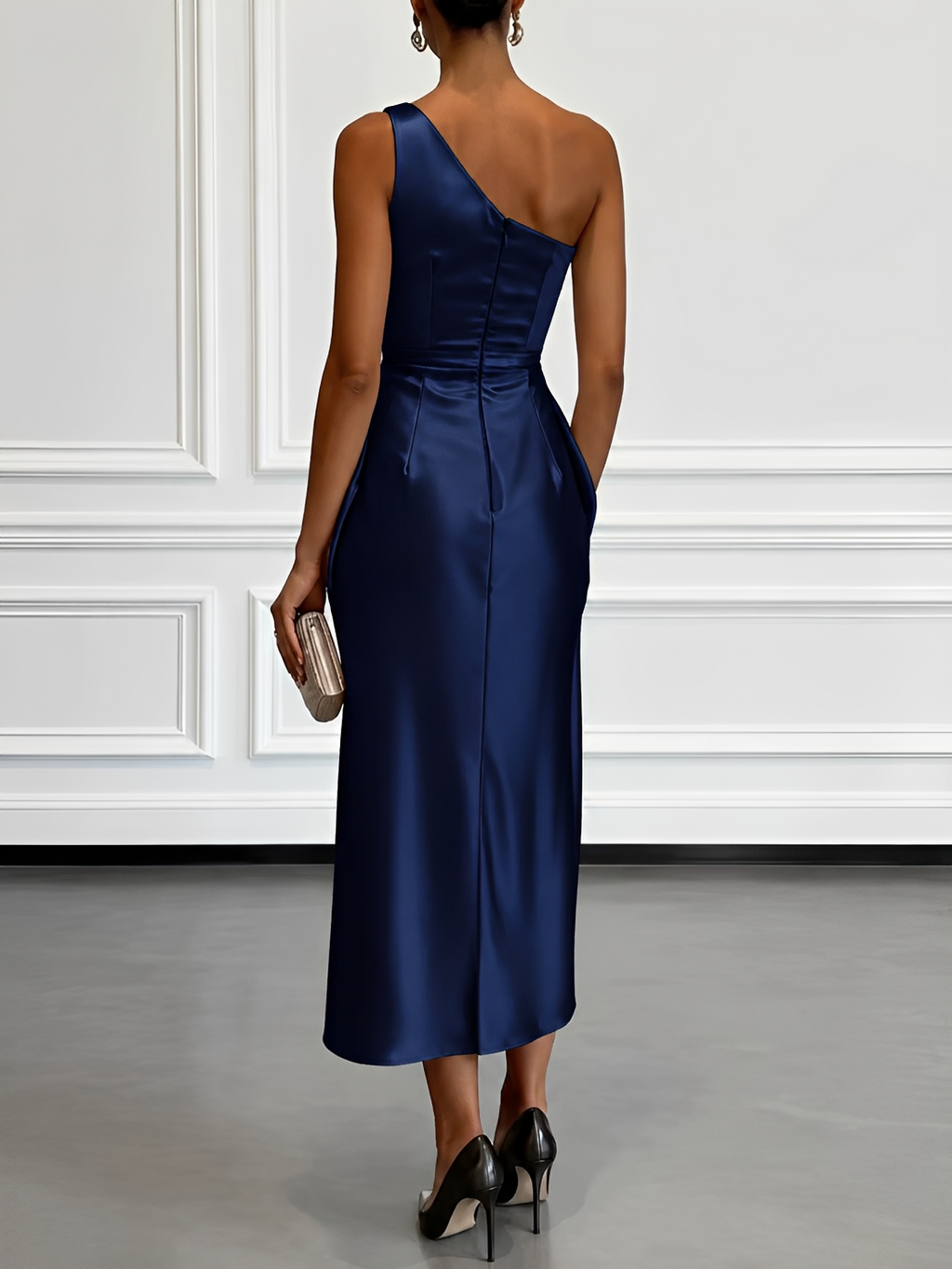 Figurbetontes Satin-Midikleid mit asymmetrischem Ausschnitt und eleganter Drapierung - Penelope