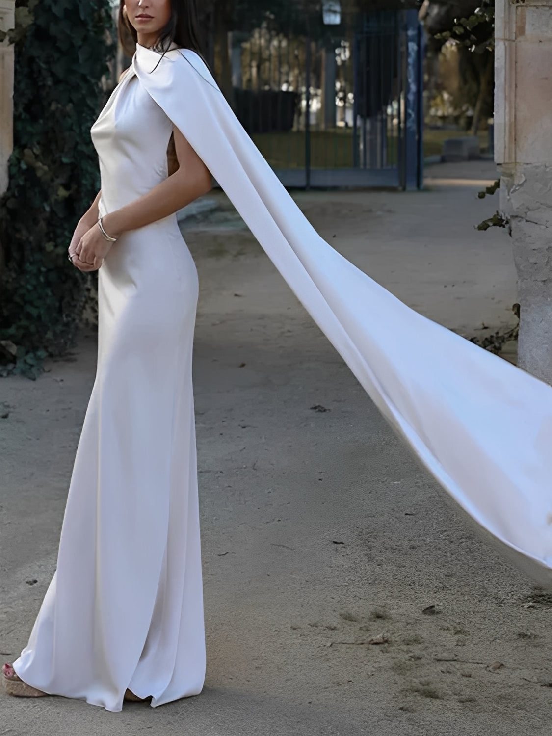 Maxikleid aus Satin mit Neckholder-Ausschnitt, seitlichem Cape und offenem Rücken – Serena