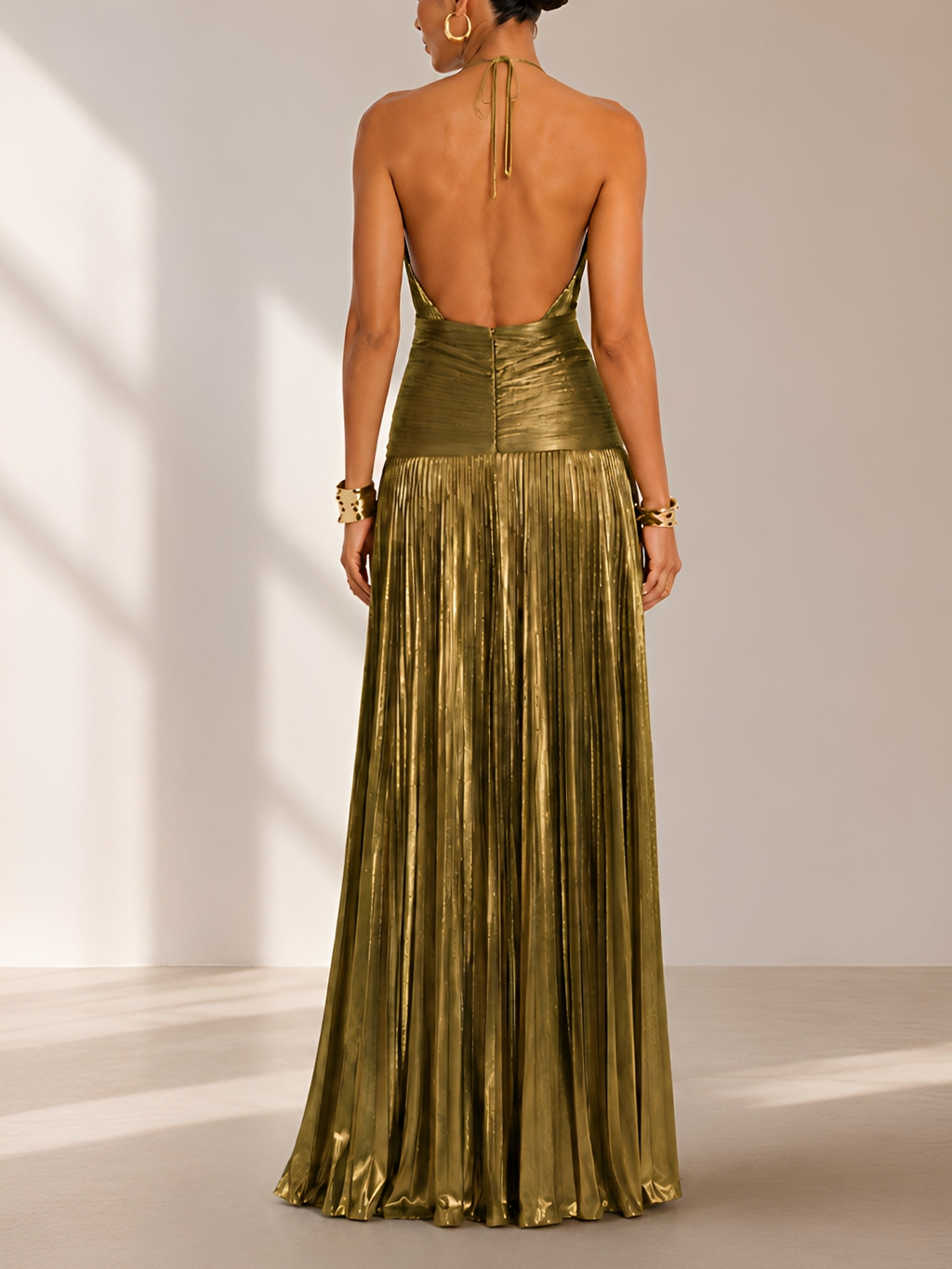 Robe longue élégante en satin à dos nu plissé avec fente - Noelia