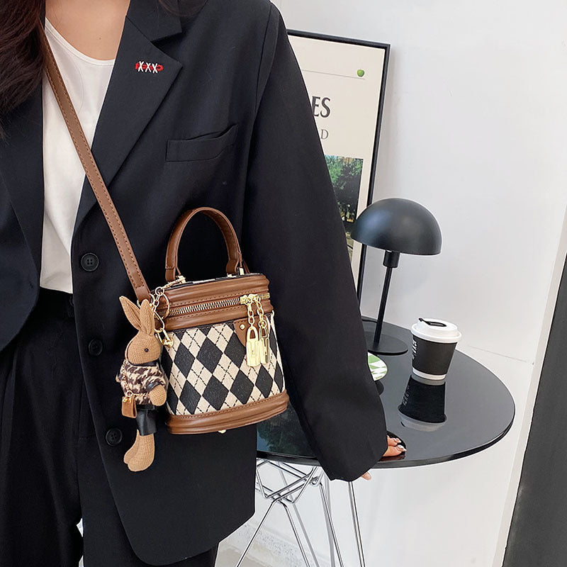 Sac seau Fiorelle pour femme, modèle artisanal matelassé en bandoulière avec charme lapin vintage
