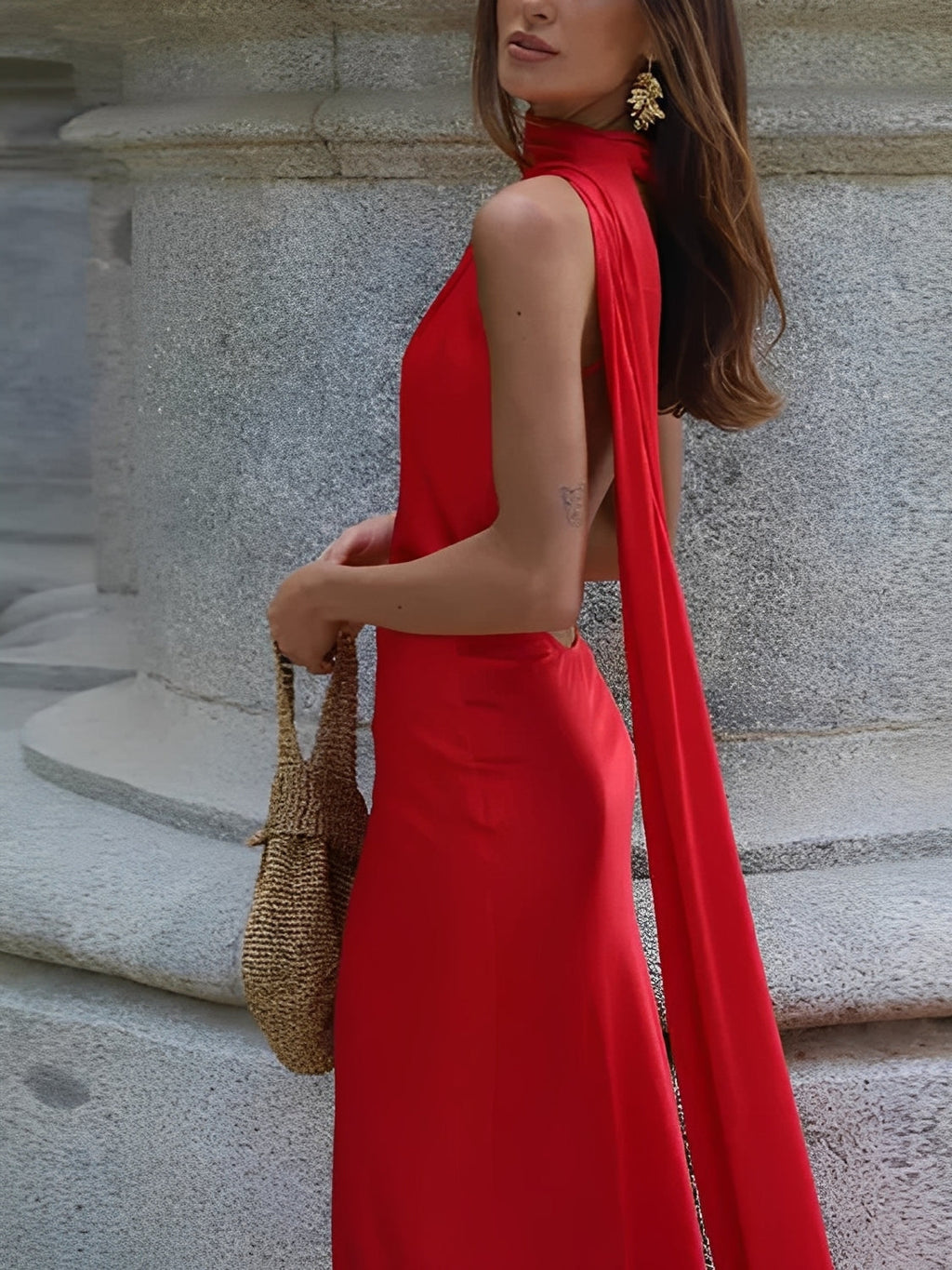 Maxikleid aus Satin mit Neckholder-Ausschnitt, seitlichem Cape und offenem Rücken – Serena
