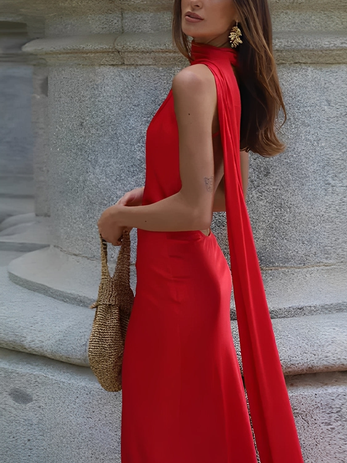 Maxikleid aus Satin mit Neckholder-Ausschnitt, seitlichem Cape und offenem Rücken – Serena