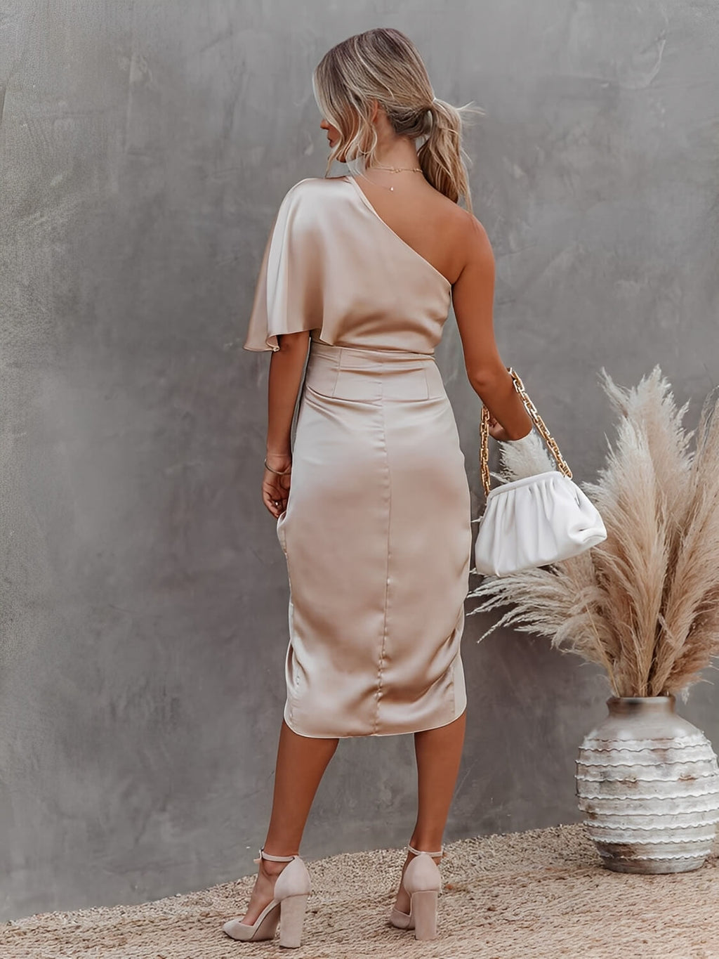 Asymmetrisches Midi-Kleid aus Satin mit Drapierung – Núbia