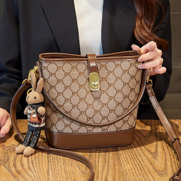 Sac seau pour femme Rabbit Muse de Fiorelle - Motif Heritage et cuir travaillé, modèle convertible avec charme signature et capacité optimisée