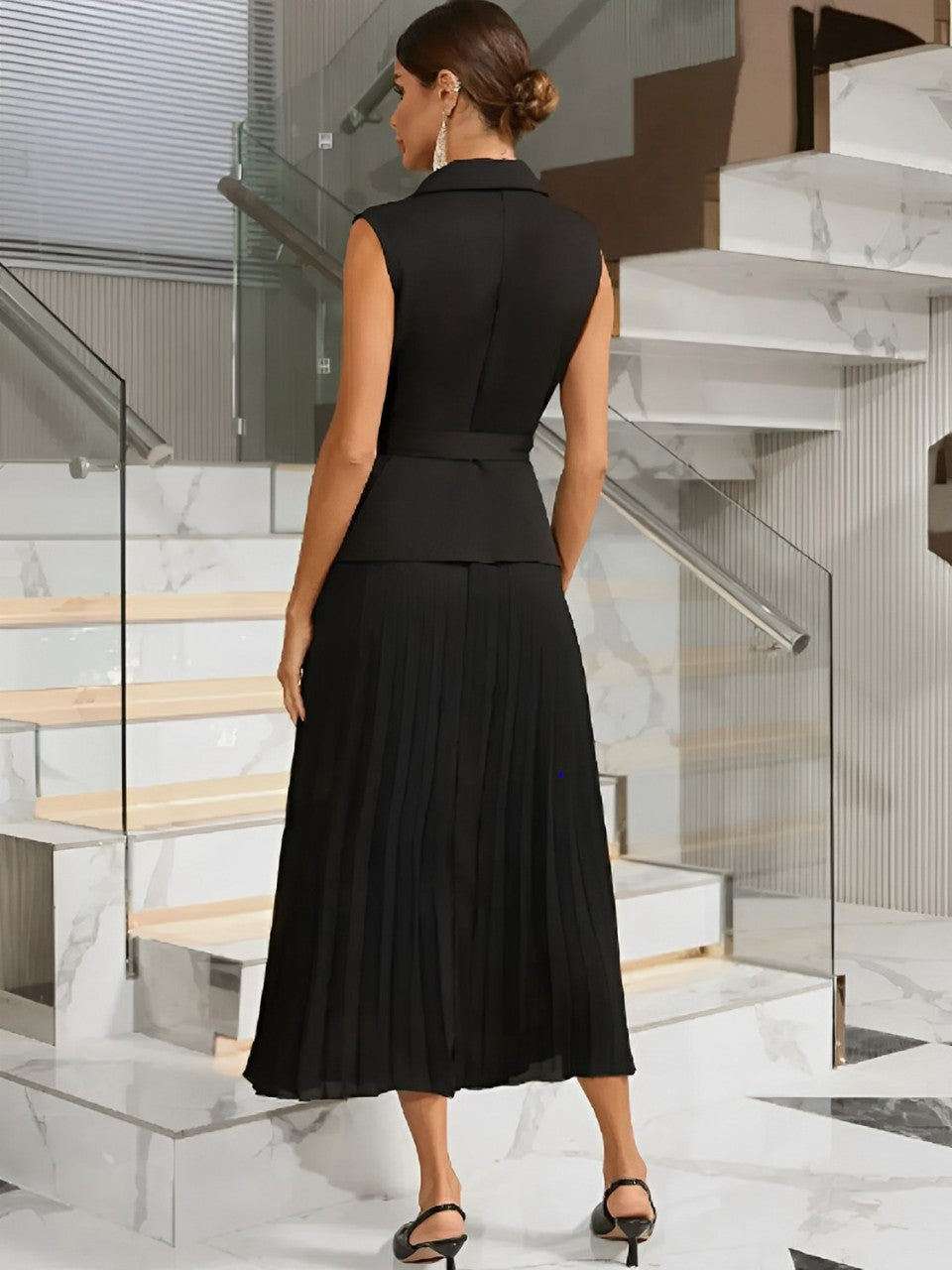 Ärmelloses, tailliertes Midikleid mit Falten und V-Ausschnitt – Simona