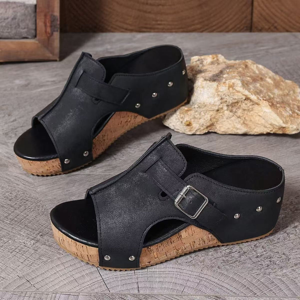 Fiorelle Damen RetroBay Peep-Toe Keilsandaletten mit Schnalle – Plateau-Strandschuhe mit Nietendetails (US 5–10,5)