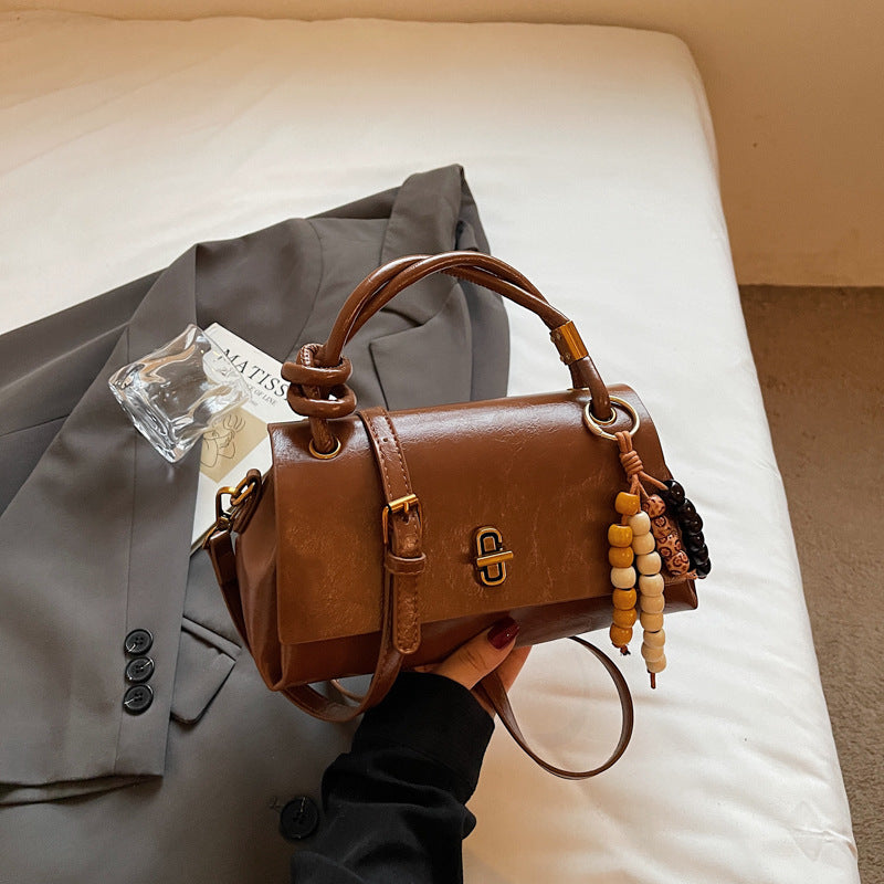 Fiorelle Damen Lumière Mini-Überschlagtasche – Glänzendes, gewachstes PU-Leder, Schulter- und Umhängetasche mit metallischer Verschlusskette