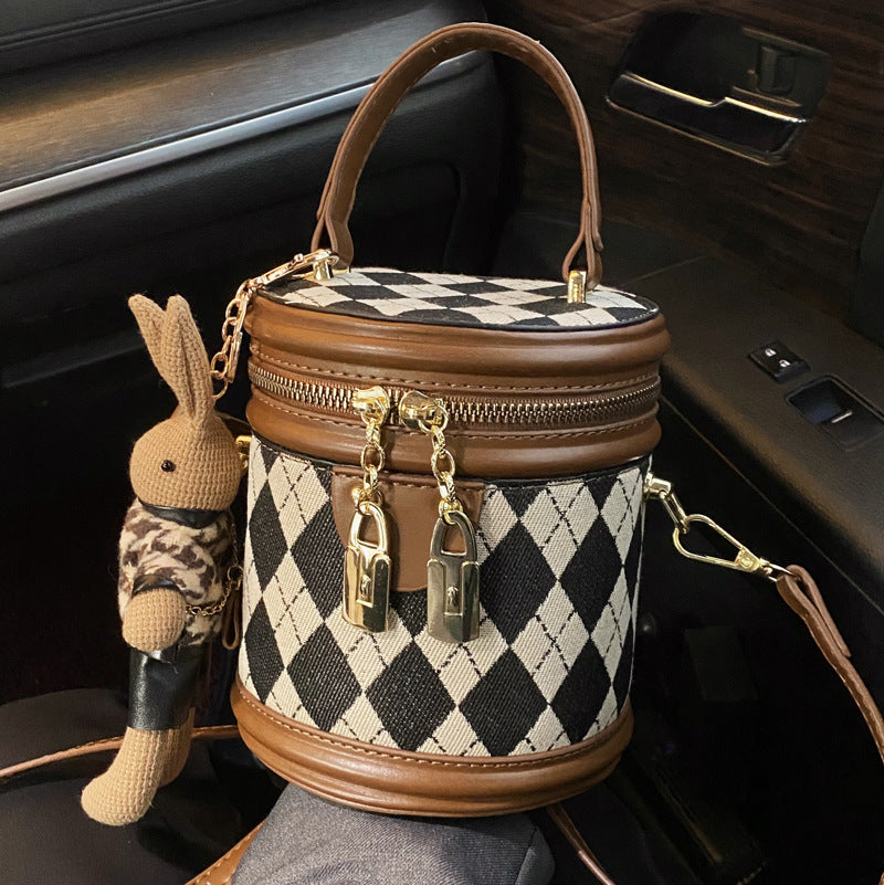 Sac seau Fiorelle pour femme, modèle artisanal matelassé en bandoulière avec charme lapin vintage