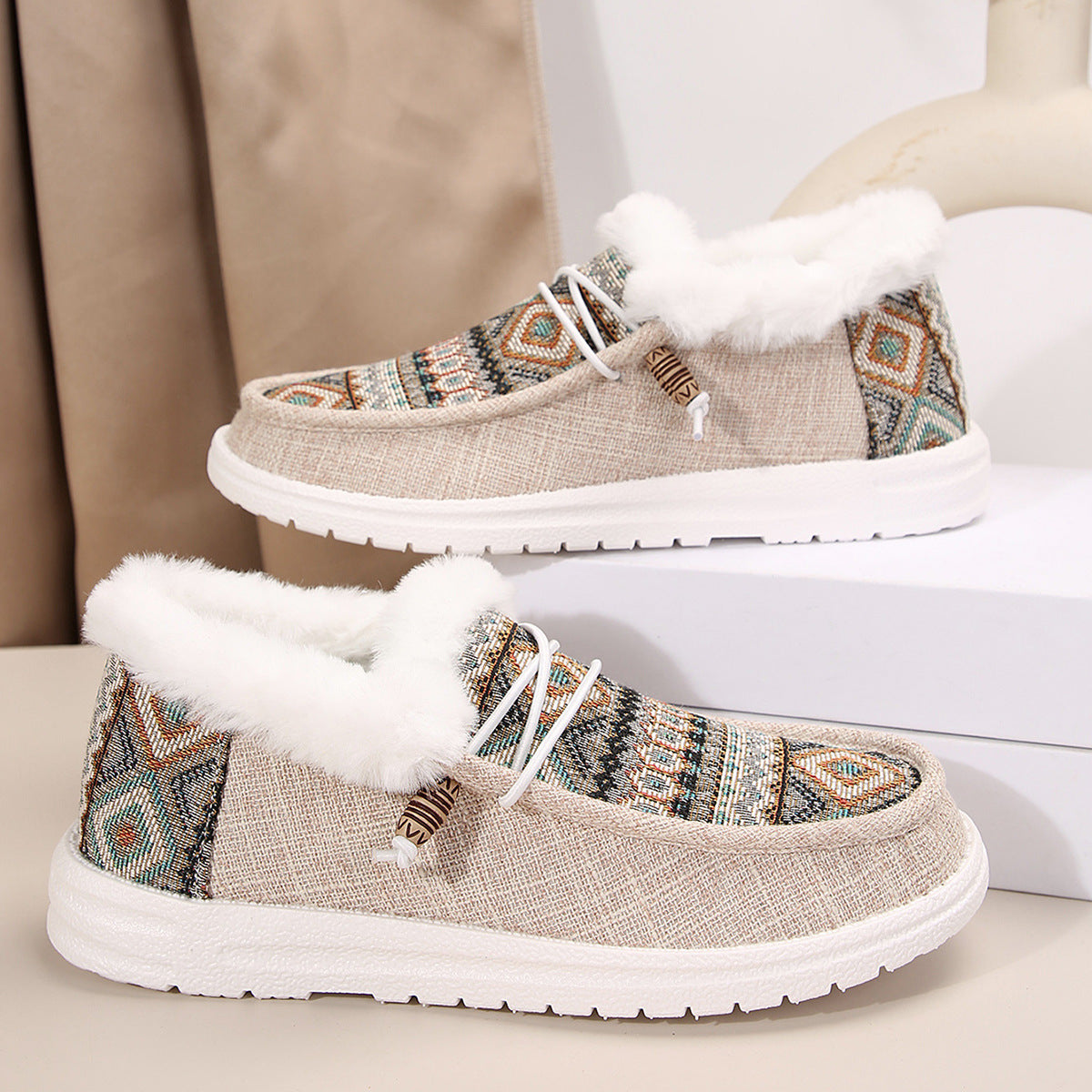Bottes plates en peluche folklore pour femmes Fiorelle - Bottes de neige d'hiver à lacets avec imprimé ethnique et doublure en polaire confortable - US (5-10,5)