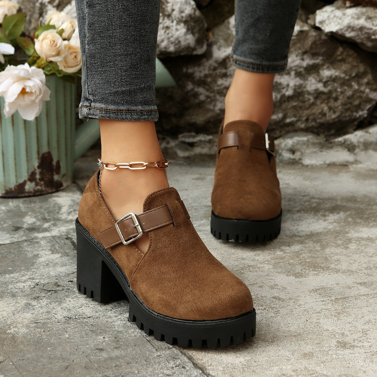 Fiorelle Damen Elevare Plateau-Pumps mit Schnalle und runder Zehenpartie – Modische Schuhe mit Blockabsatz (US 5–10)