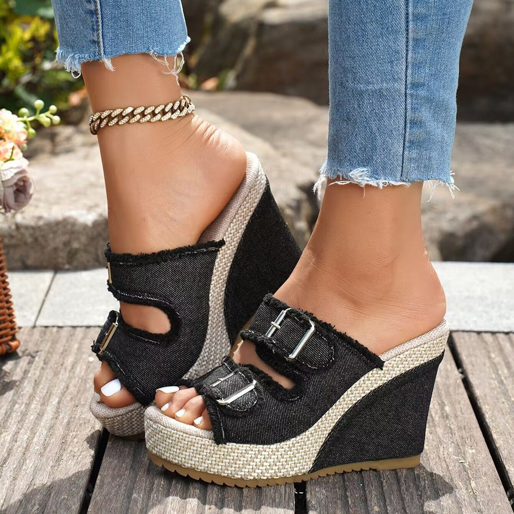 Fiorelle Damen Denira Denim Peep-Toe Keilsandaletten – Schicke Sommersandalen mit Schnallenriemen und Plateau (US 5–10,5)