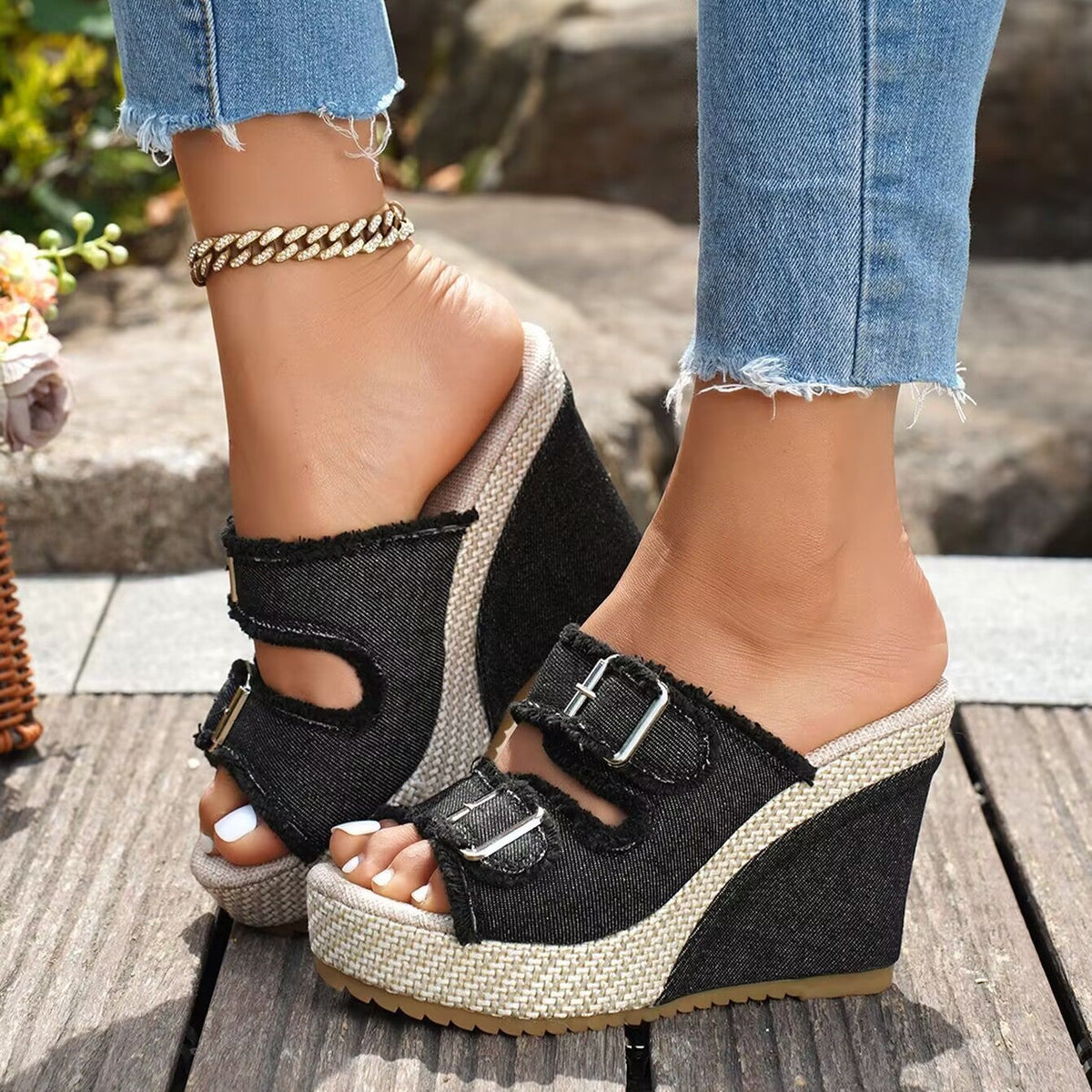 Fiorelle Damen Denira Denim Peep-Toe Keilsandaletten – Schicke Sommersandalen mit Schnallenriemen und Plateau (US 5–10,5)