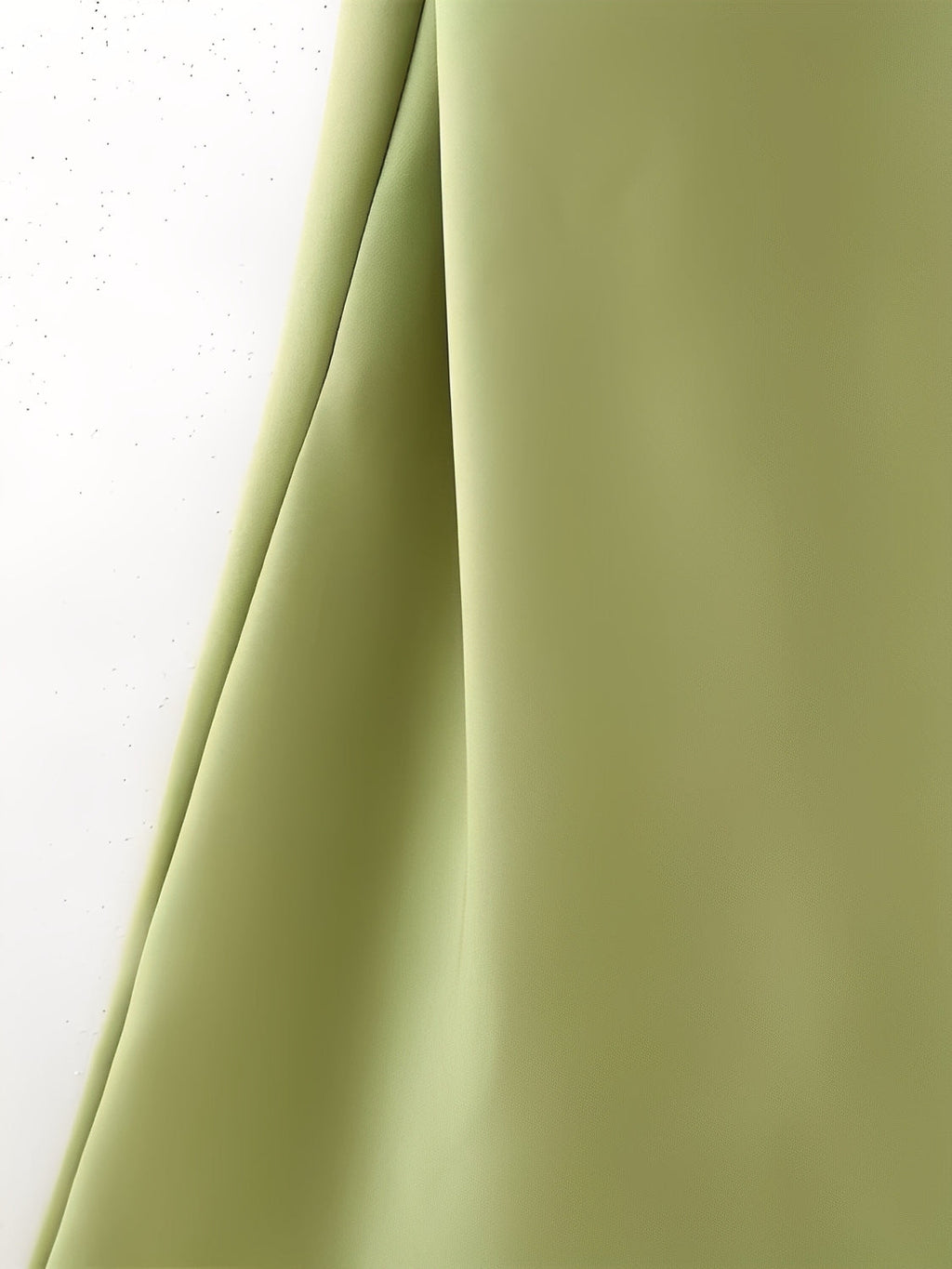 Maxikleid aus Satin mit Neckholder-Ausschnitt, seitlichem Cape und offenem Rücken – Serena