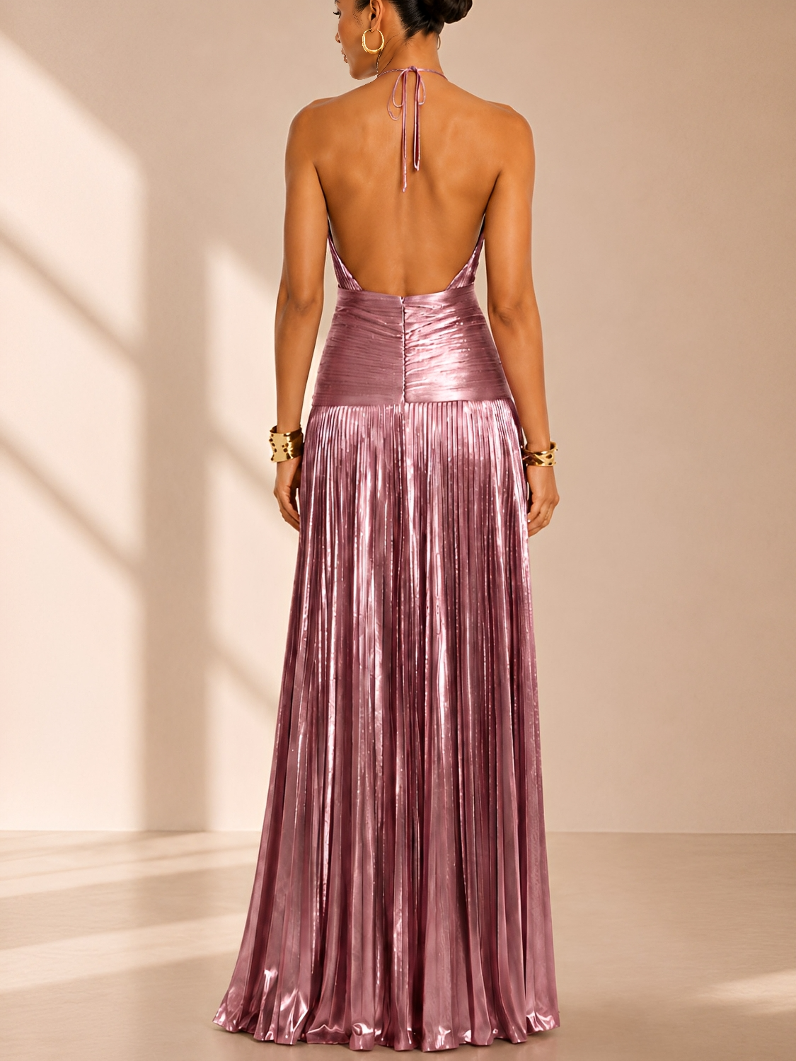 Robe longue élégante en satin à dos nu plissé avec fente - Noelia