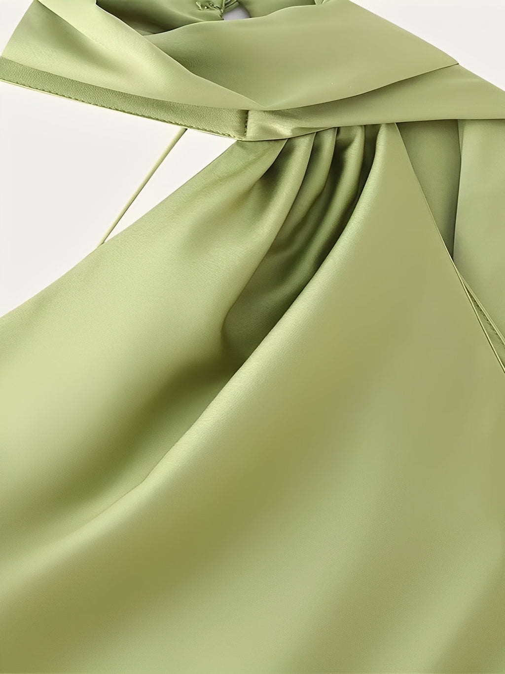 Maxikleid aus Satin mit Neckholder-Ausschnitt, seitlichem Cape und offenem Rücken – Serena