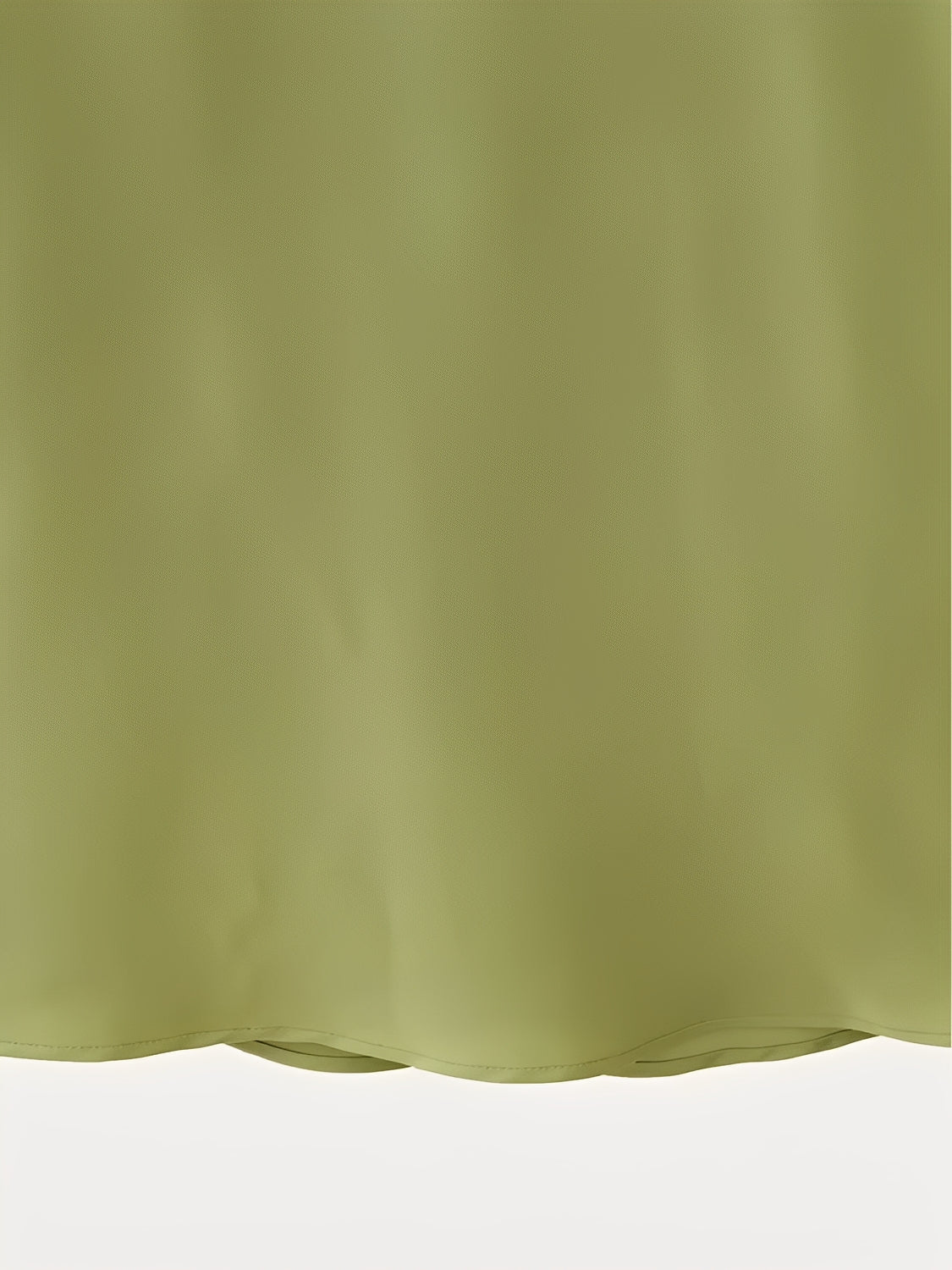 Maxikleid aus Satin mit Neckholder-Ausschnitt, seitlichem Cape und offenem Rücken – Serena