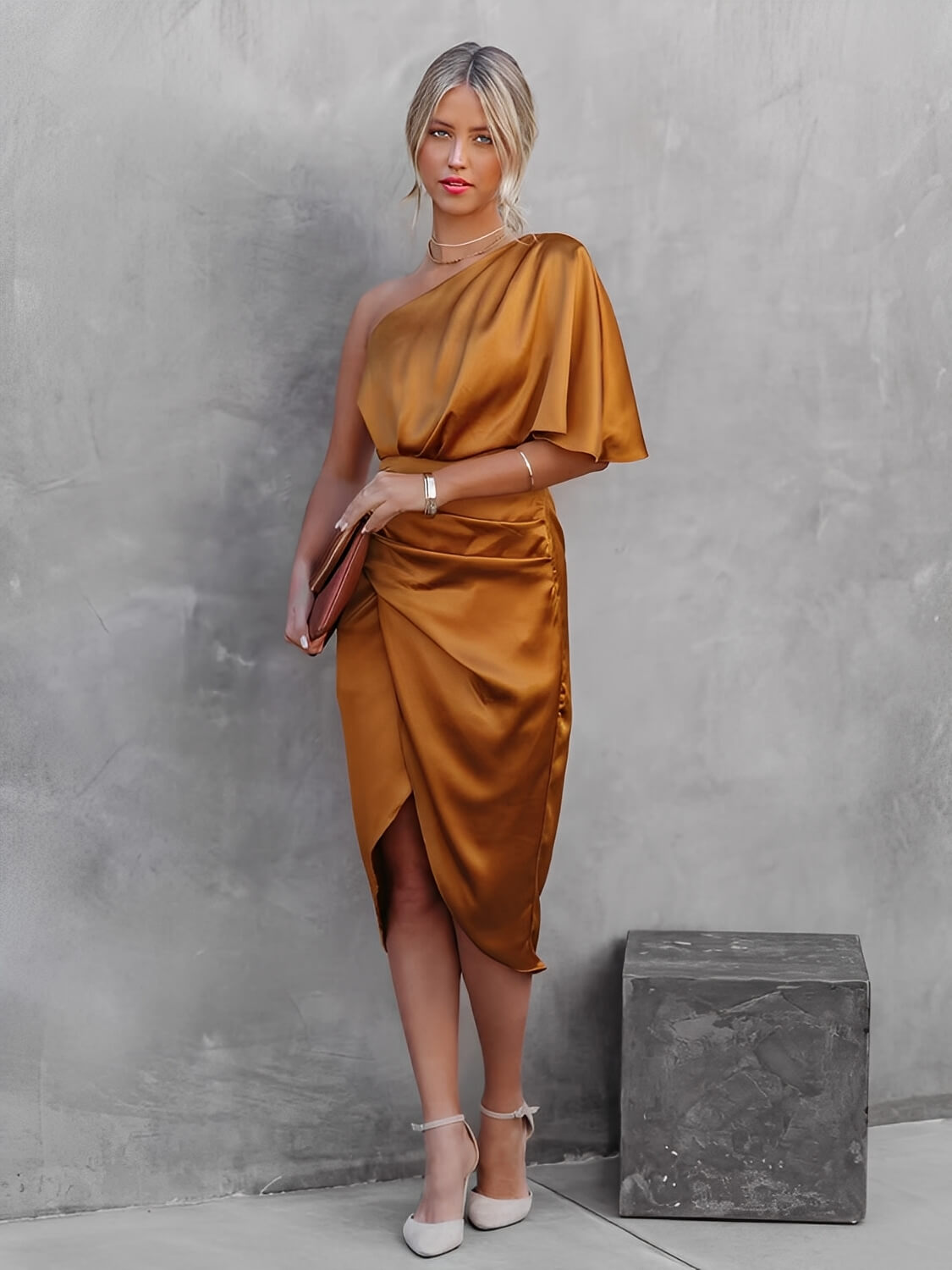Asymmetrisches Midi-Kleid aus Satin mit Drapierung – Núbia
