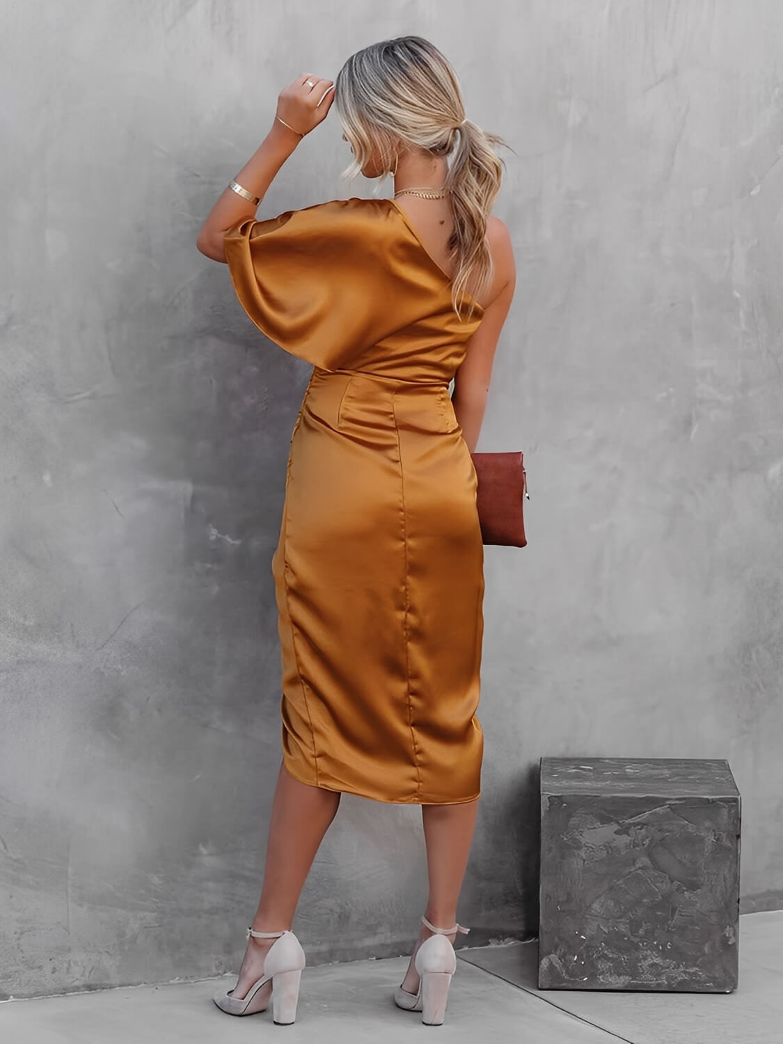 Asymmetrisches Midi-Kleid aus Satin mit Drapierung – Núbia