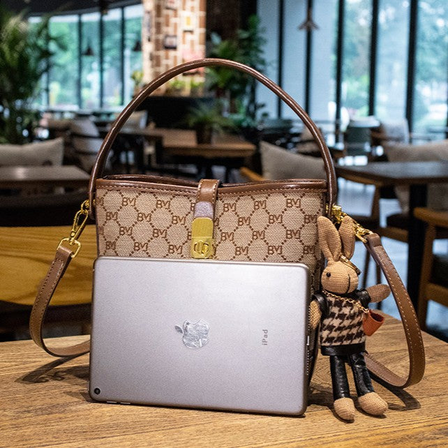 Sac seau pour femme Rabbit Muse de Fiorelle - Motif Heritage et cuir travaillé, modèle convertible avec charme signature et capacité optimisée