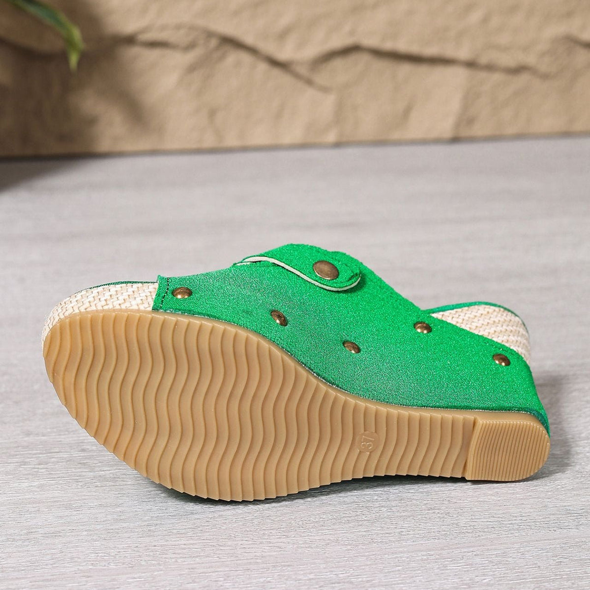 Sandales compensées à plateforme Fiorelle pour femmes avec bride auto-agrippante et rivets – Claquettes épaisses à clous avec bride réglable (US 4–10,5)