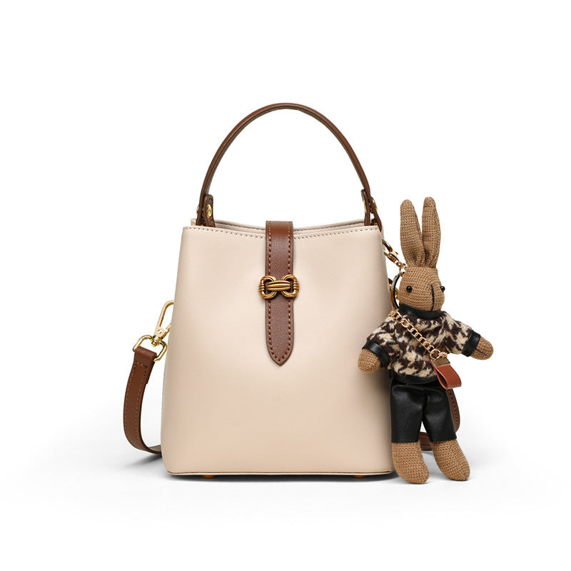Fiorelle Damen-Beuteltasche mit Bunny-Anhänger – Wandelbare Tasche aus Rindsleder mit skulpturalem Verschluss & charakteristischer Verspieltheit