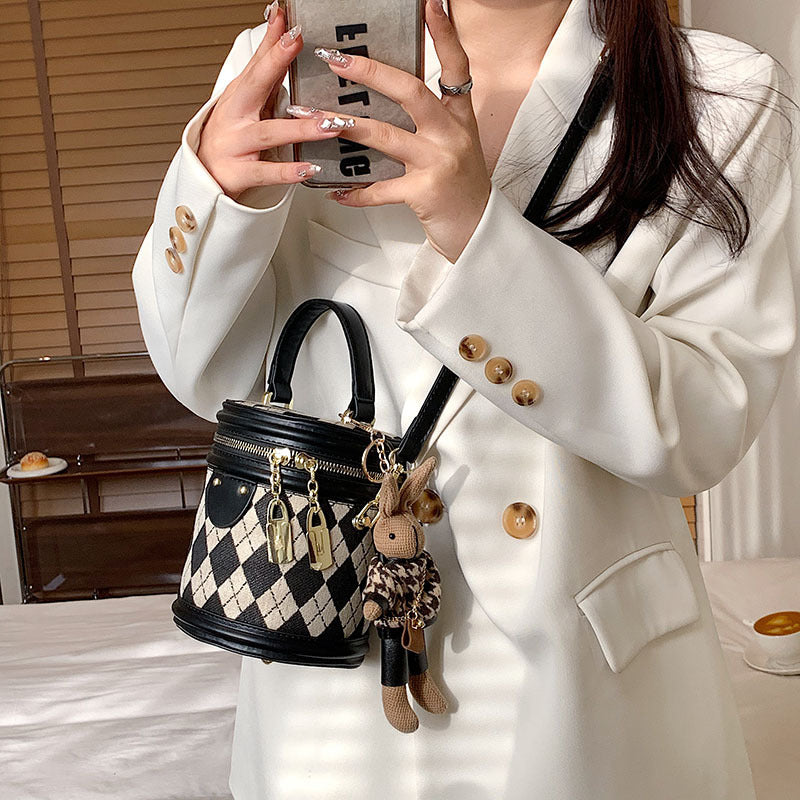 Sac seau Fiorelle pour femme, modèle artisanal matelassé en bandoulière avec charme lapin vintage