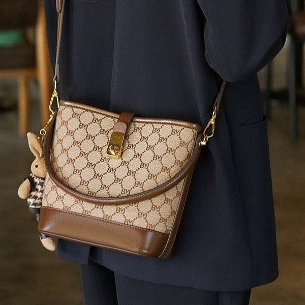 Sac seau pour femme Rabbit Muse de Fiorelle - Motif Heritage et cuir travaillé, modèle convertible avec charme signature et capacité optimisée
