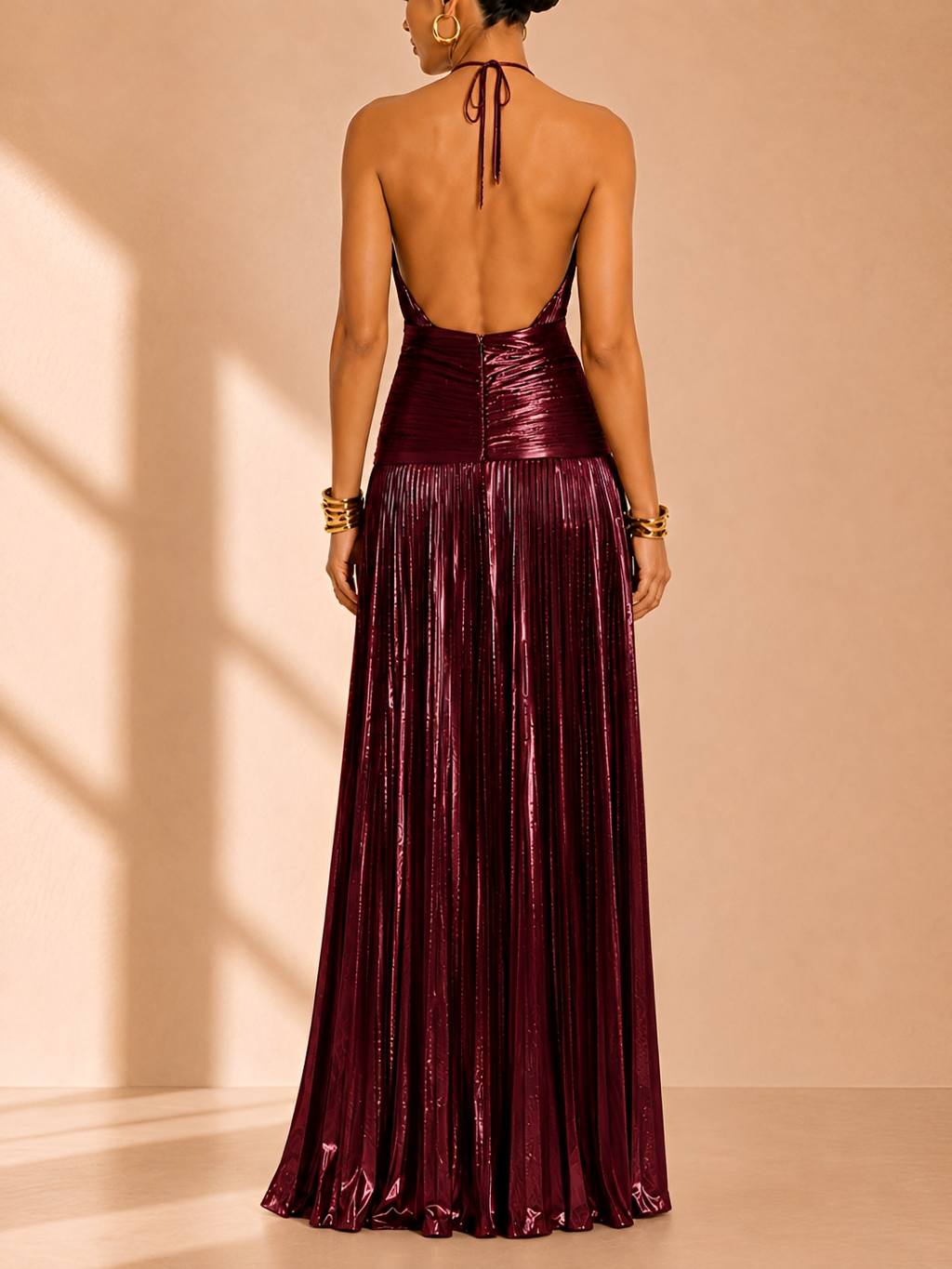 Robe longue élégante en satin à dos nu plissé avec fente - Noelia