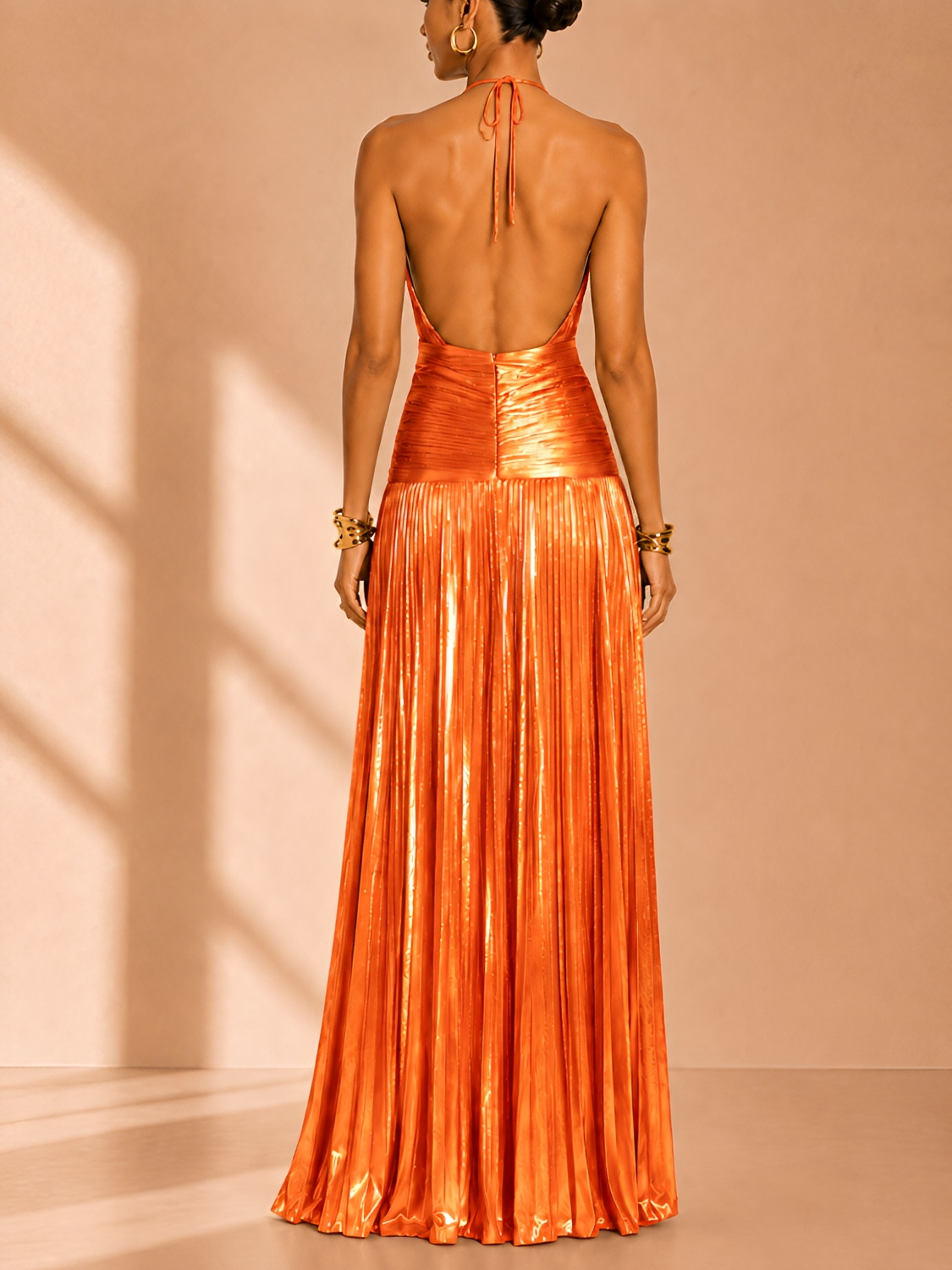 Robe longue élégante en satin à dos nu plissé avec fente - Noelia