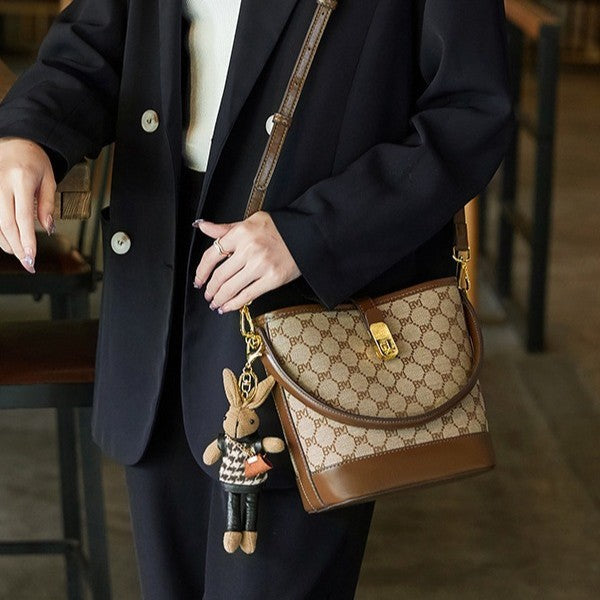 Sac seau pour femme Rabbit Muse de Fiorelle - Motif Heritage et cuir travaillé, modèle convertible avec charme signature et capacité optimisée