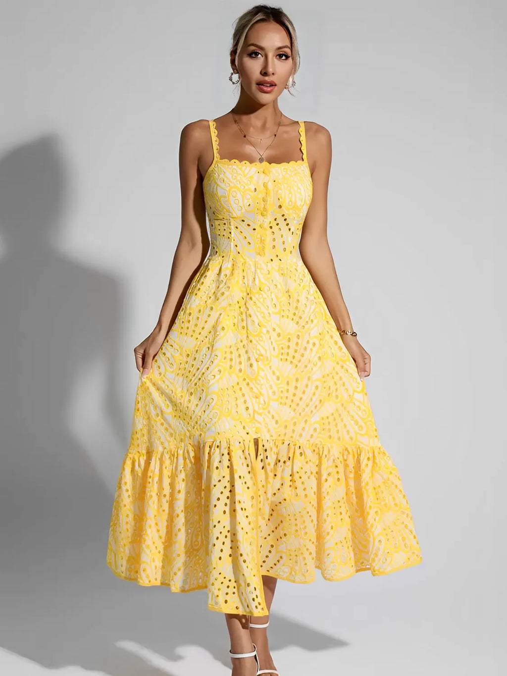 Midi-Kleid mit Lochstickerei, zarten Rüschen und elastischem Rücken – Marina