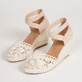 Fiorelle Damen LaceRoma Keil-Ballerinas – Keilsandaletten mit Schnürung, überkreuzten Riemen und runder Zehenpartie (US 4–10,5)
