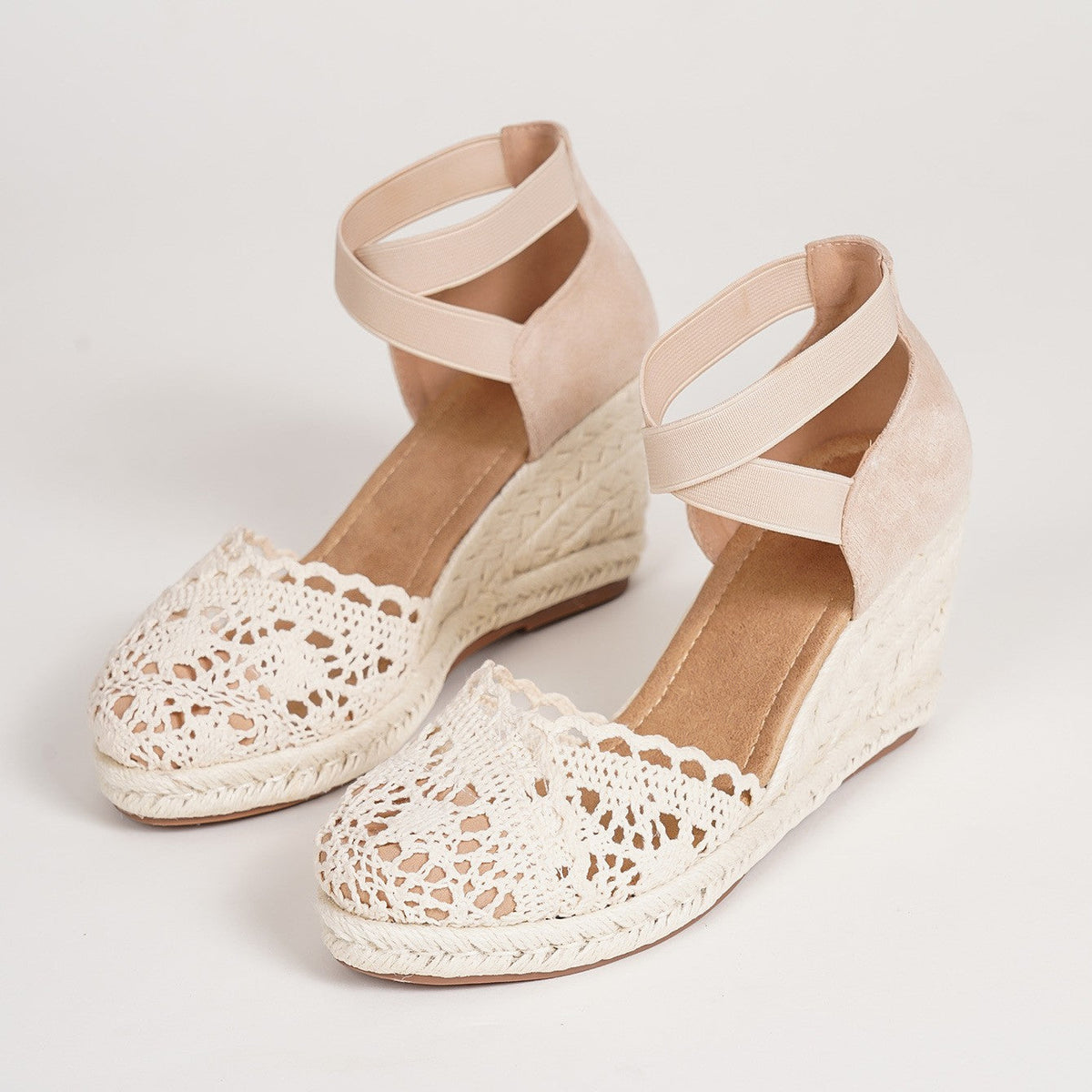 Fiorelle Damen LaceRoma Keil-Ballerinas – Keilsandaletten mit Schnürung, überkreuzten Riemen und runder Zehenpartie (US 4–10,5)