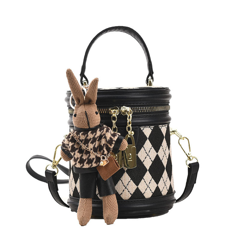 Sac seau Fiorelle pour femme, modèle artisanal matelassé en bandoulière avec charme lapin vintage