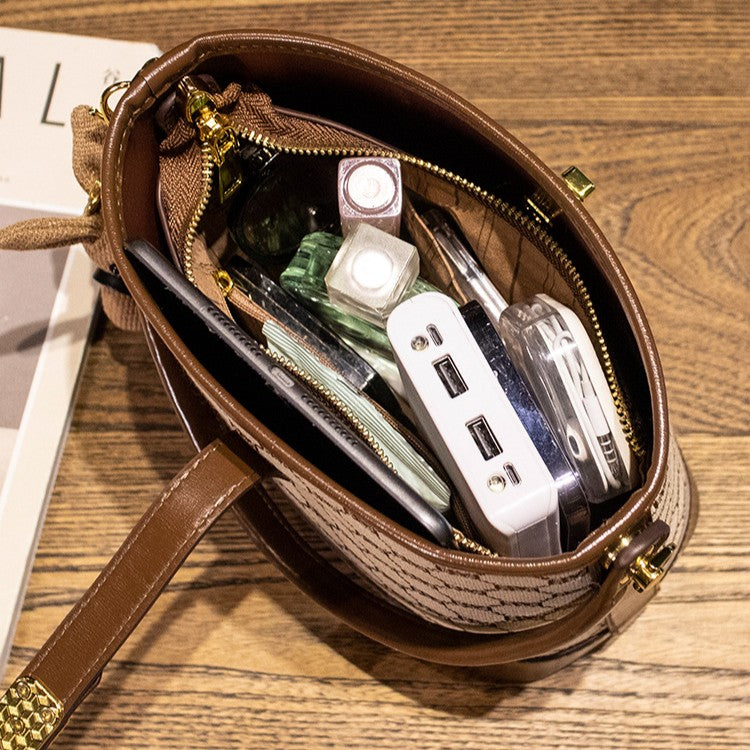 Sac seau pour femme Rabbit Muse de Fiorelle - Motif Heritage et cuir travaillé, modèle convertible avec charme signature et capacité optimisée