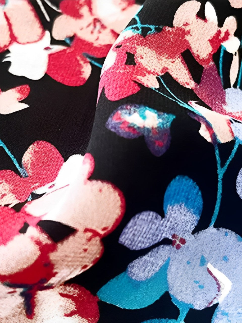Robe midi fleurie et fluide avec col en V et manches courtes – Salma
