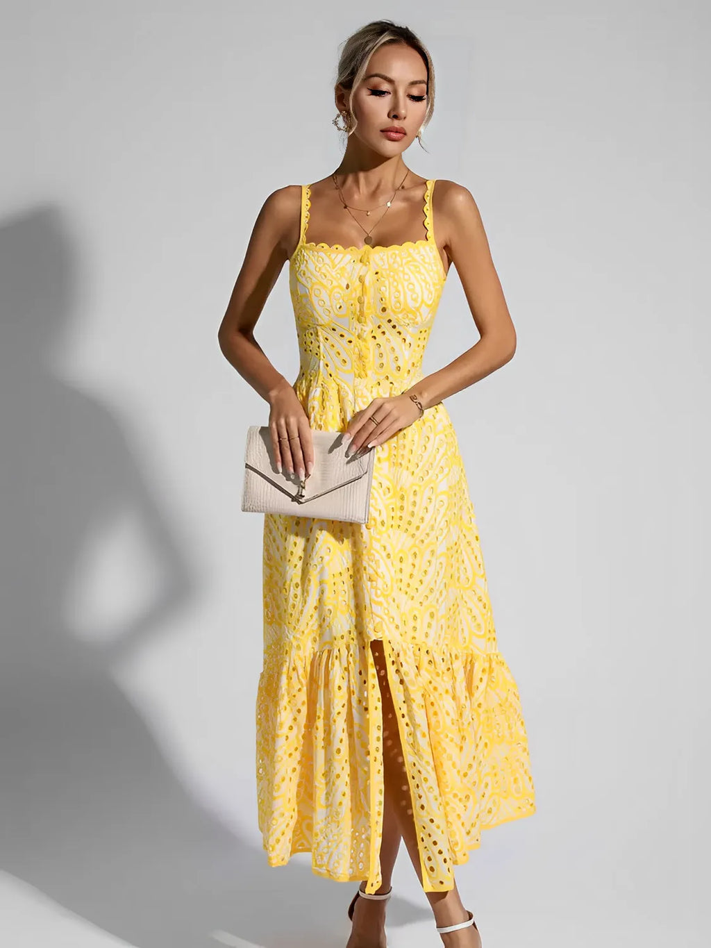Midi-Kleid mit Lochstickerei, zarten Rüschen und elastischem Rücken – Marina