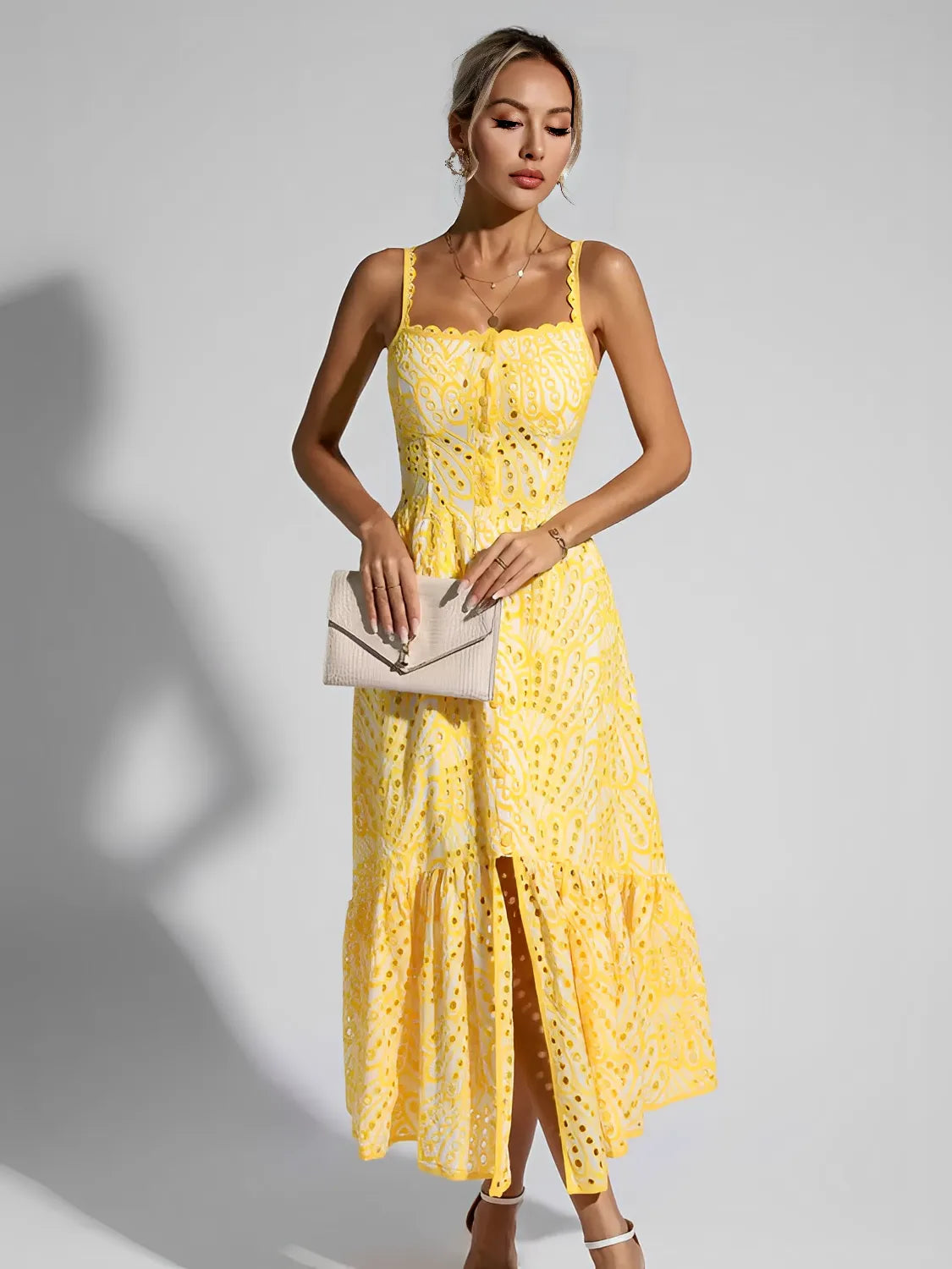 Midi-Kleid mit Lochstickerei, zarten Rüschen und elastischem Rücken – Marina