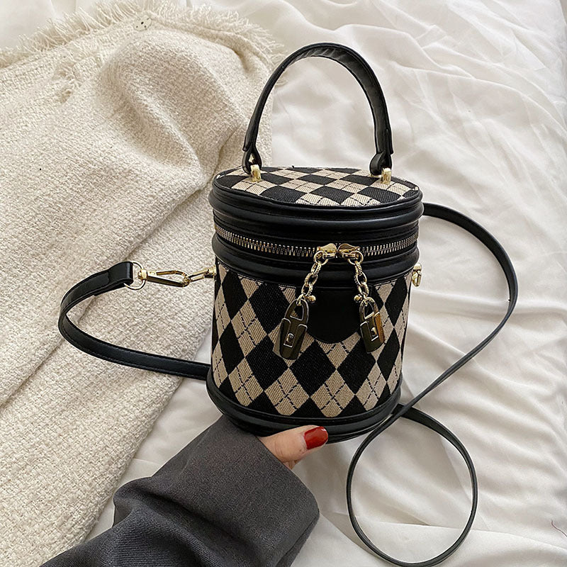 Sac seau Fiorelle pour femme, modèle artisanal matelassé en bandoulière avec charme lapin vintage
