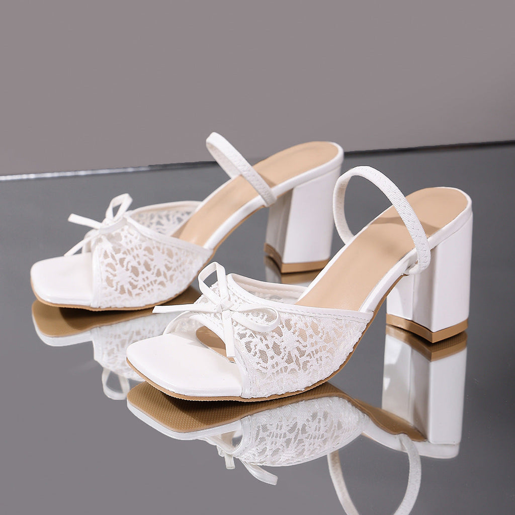 Fiorelle Damen Elarise Sandaletten mit Blockabsatz, Schleifendetail aus Spitze und Karree-Form – Elegante Pantoletten mit klobigem Absatz (US 4–10,5)