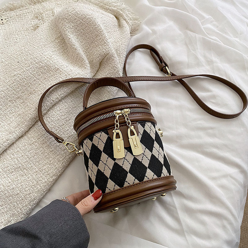 Sac seau Fiorelle pour femme, modèle artisanal matelassé en bandoulière avec charme lapin vintage