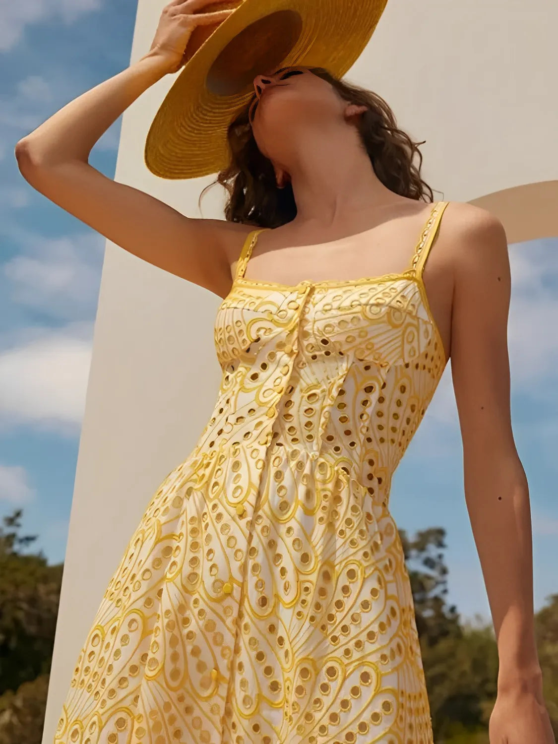 Midi-Kleid mit Lochstickerei, zarten Rüschen und elastischem Rücken – Marina