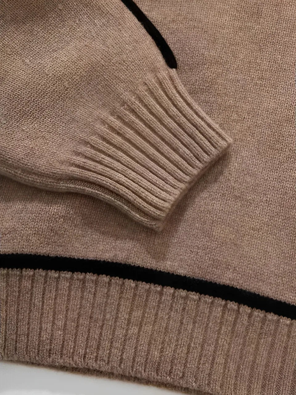 Gerippter Pullover mit Stehkragen und erhabenen 3D-Streifen - Natalie