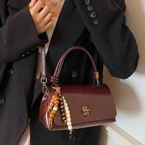 Fiorelle Damen Lumière Mini-Überschlagtasche – Glänzendes, gewachstes PU-Leder, Schulter- und Umhängetasche mit metallischer Verschlusskette
