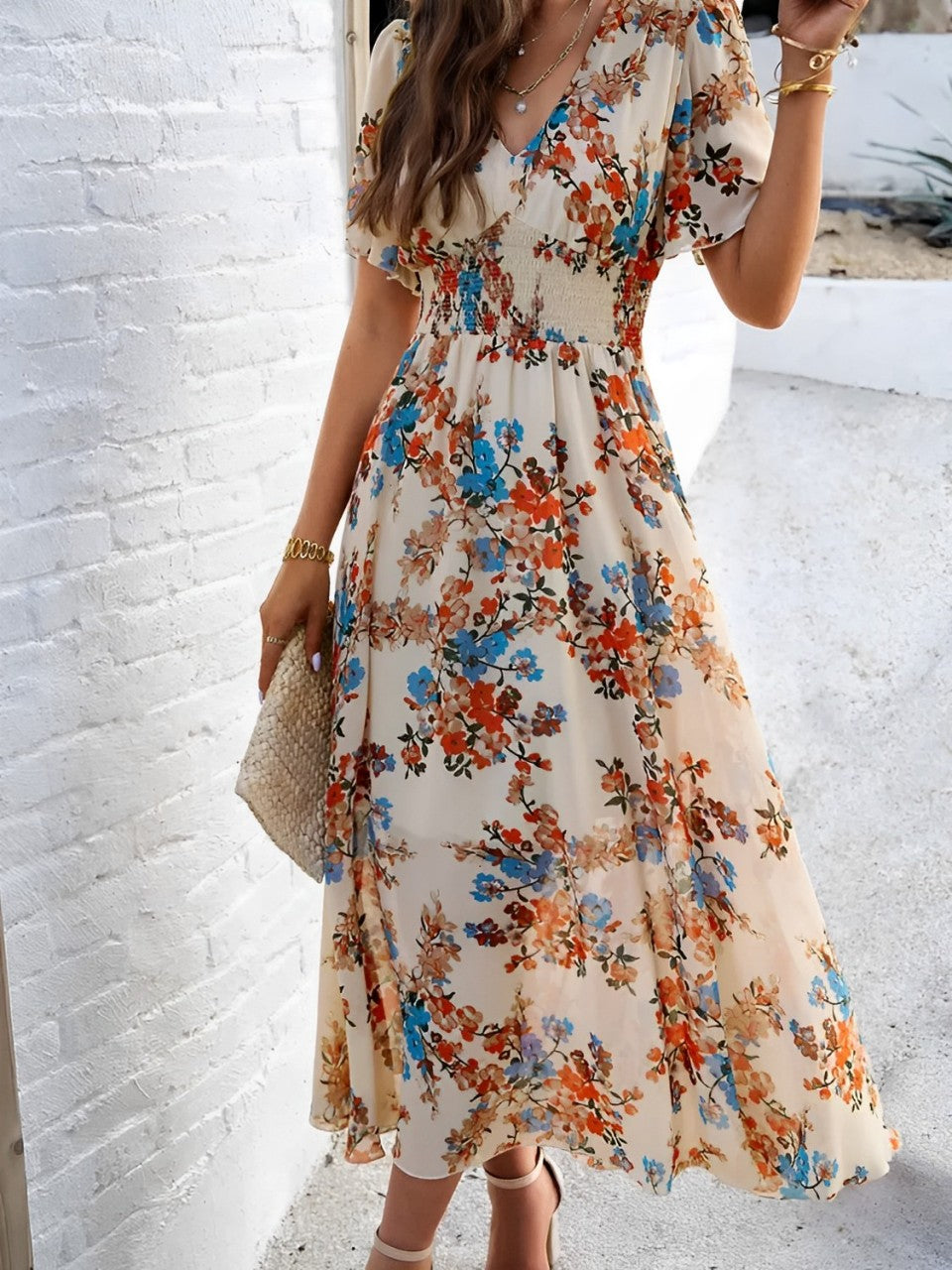 Robe midi fleurie et fluide avec col en V et manches courtes – Salma