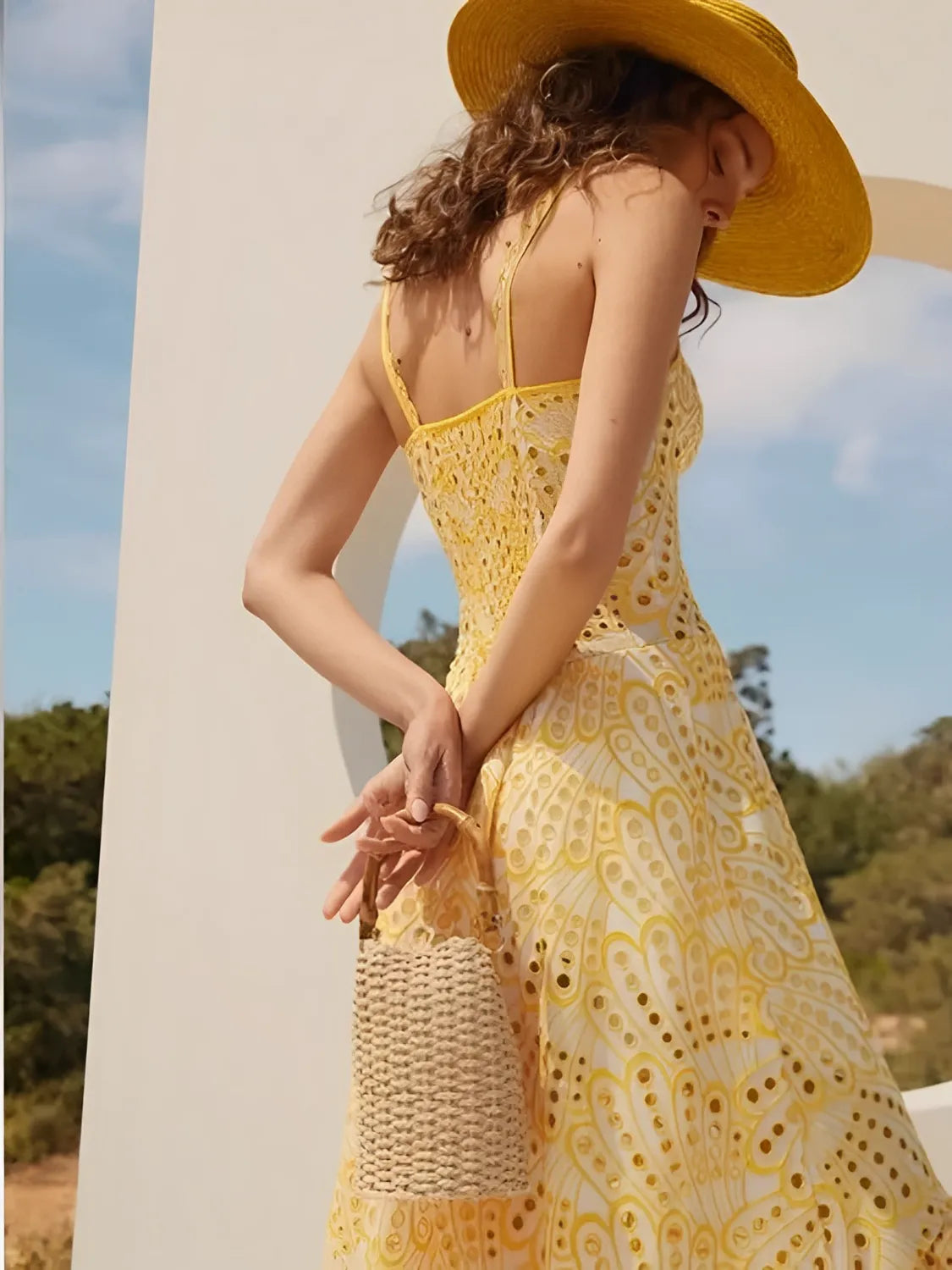 Midi-Kleid mit Lochstickerei, zarten Rüschen und elastischem Rücken – Marina