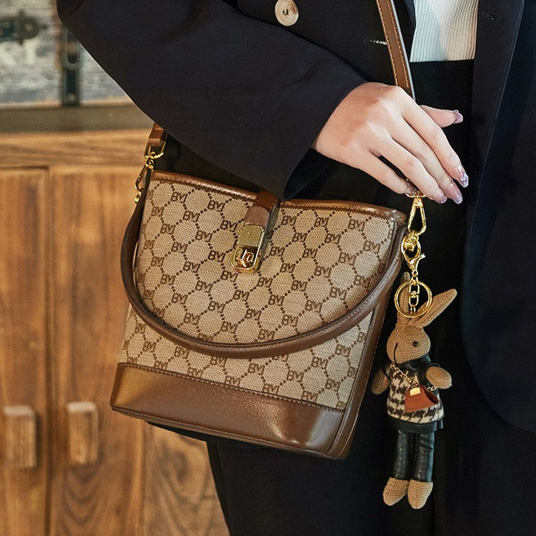 Sac seau pour femme Rabbit Muse de Fiorelle - Motif Heritage et cuir travaillé, modèle convertible avec charme signature et capacité optimisée