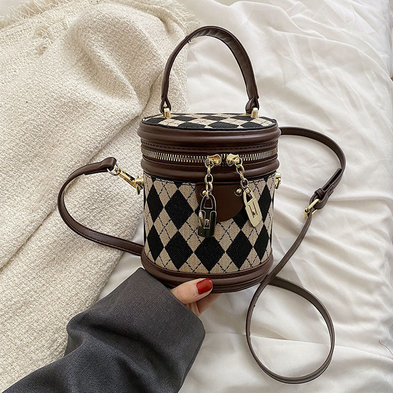 Sac seau Fiorelle pour femme, modèle artisanal matelassé en bandoulière avec charme lapin vintage