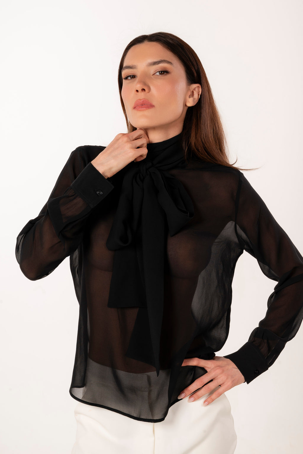 ÉXI-SIENNA SEIDENBLUSE SCHWARZ